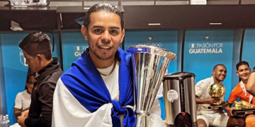 Alex Larín: “Mi esposa me pidió la camisa de David ‘Chino’ Silva cuando jugué contra España”