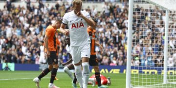 Kane marca cuatro goles en partido amistoso en medio de rumores sobre su marcha
