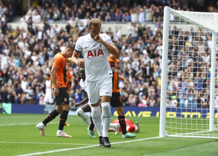 Kane marca cuatro goles en partido amistoso en medio de rumores sobre su marcha