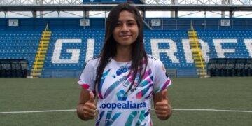 Goleadora salvadoreña, Paola Calderón, rumbo al fútbol tico