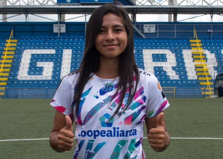 Goleadora salvadoreña, Paola Calderón, rumbo al fútbol tico