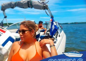 ¡Explora la Costa del Sol de El Salvador a bordo de la lancha deportiva Queen G con Tetos Tour!