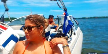 ¡Explora la Costa del Sol de El Salvador a bordo de la lancha deportiva Queen G con Tetos Tour!