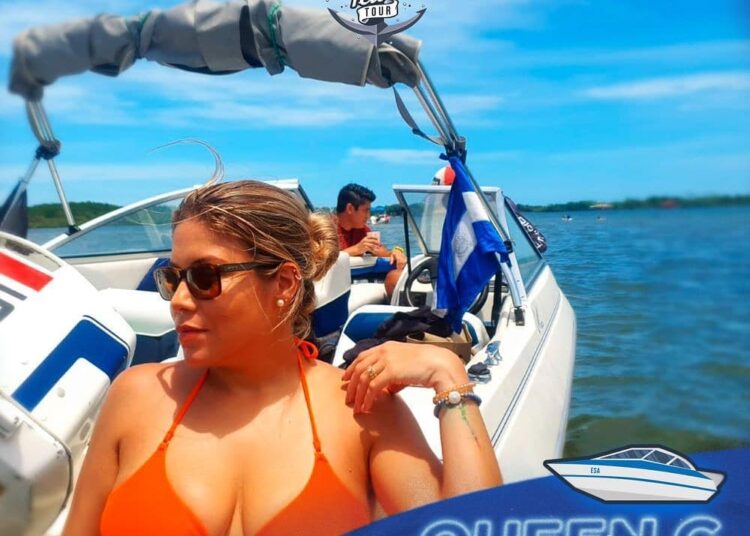 ¡Explora la Costa del Sol de El Salvador a bordo de la lancha deportiva Queen G con Tetos Tour!