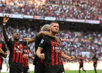 Milán mantiene el liderato de la Serie A tras vencer a la Roma