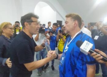 Así fue el duro cruce de palabras entre técnico de la Selecta y periodista salvadoreño