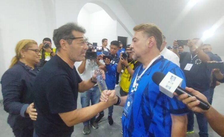 Así fue el duro cruce de palabras entre técnico de la Selecta y periodista salvadoreño