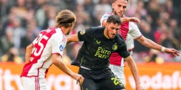 Ajax se acerca a la zona del descenso tras caer goleado por Feyenoord en el clásico de Países Bajos