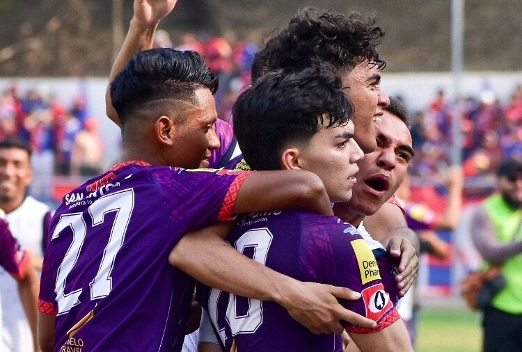 Alajuelense verifica que el salvadoreño Leo Menjívar no pertenezca a “pandillas” para hacerlo debutar