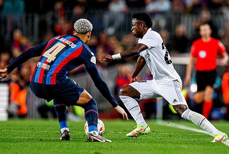 Barça busca recuperar el liderato ante Madrid en «El Clásico»