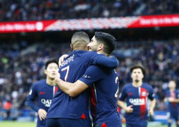 PSG golea para alcanzar el liderato provisional de la liga francesa