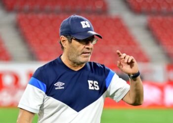 Medio hondureño revela el salario que ganaba Hugo Pérez como técnico de la Selecta