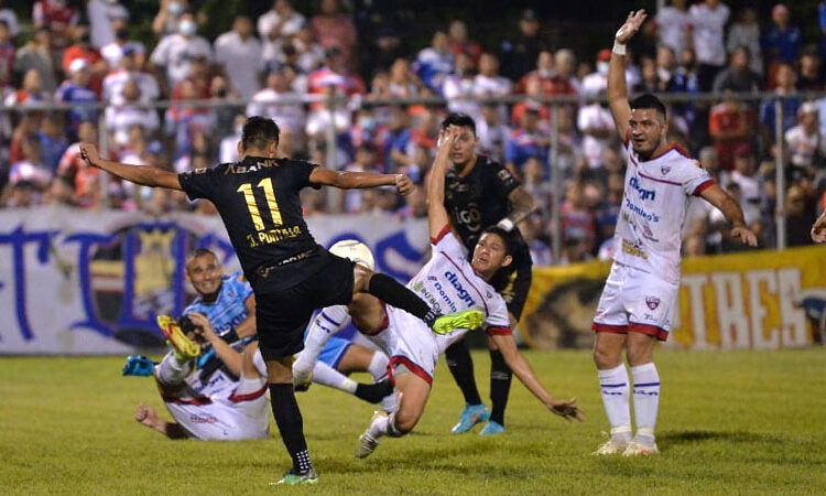 Néstor Castaneda, presidente de Edessa: «Con el Firpo-Alianza podría haber fútbol de nuevo en el Cuscatlán»