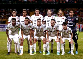 Leo Menjívar casi anota un golazo e inicia por primera vez como titular en Alajuelense