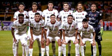 Leo Menjívar casi anota un golazo e inicia por primera vez como titular en Alajuelense