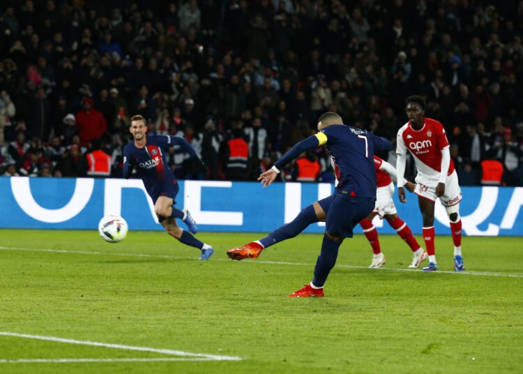 PSG golea al Mónaco y se mantiene como líder en Francia