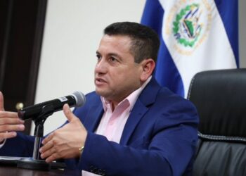 Rolando Castro informa que el gobierno promete asistencia a comunidades afectadas por las lluvias en Puerto Parada, Usulután