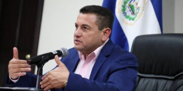 Rolando Castro informa que el gobierno promete asistencia a comunidades afectadas por las lluvias en Puerto Parada, Usulután
