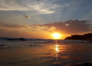Experimenta la emoción de navegar con Tetos Tour y disfrutar el atardecer en un paraíso único