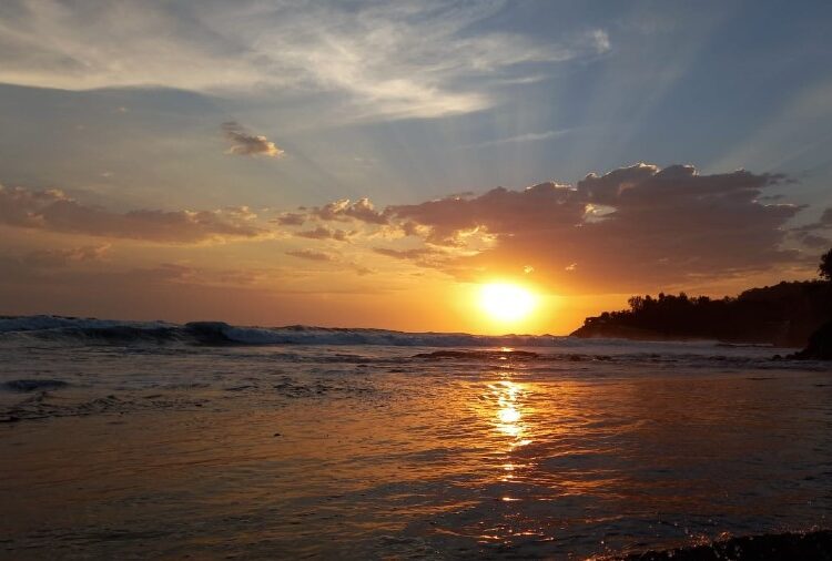 Experimenta la emoción de navegar con Tetos Tour y disfrutar el atardecer en un paraíso único