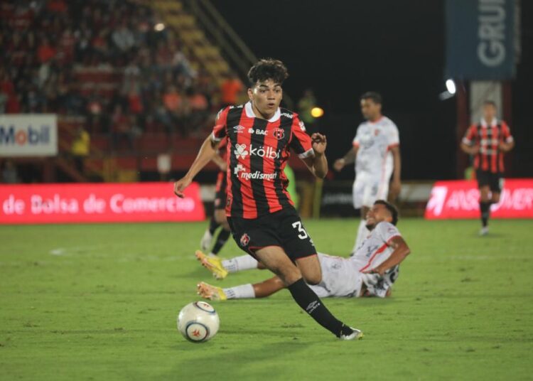 Alajuelense busca levantar la Copa Centroamericana ante el Real Estelí