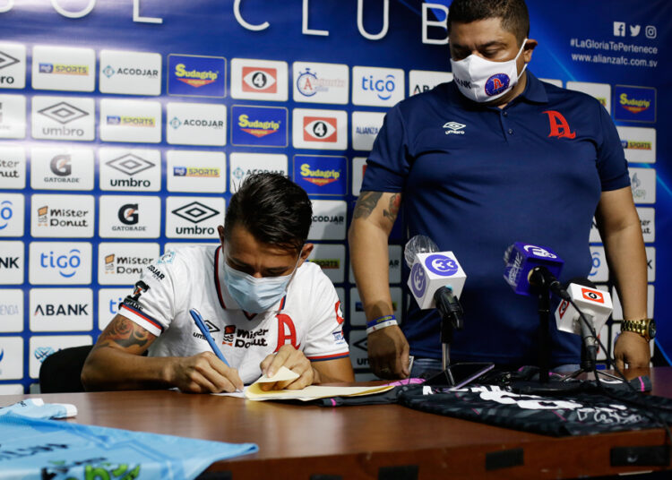 Narciso Orellana volvió a los entrenamientos con Alianza