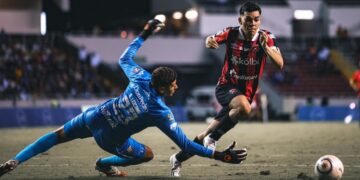 Prensa de Costa Rica lamenta la posible salida de Leo Menjívar de Alajuelense: “Se va el Messi salvadoreño»