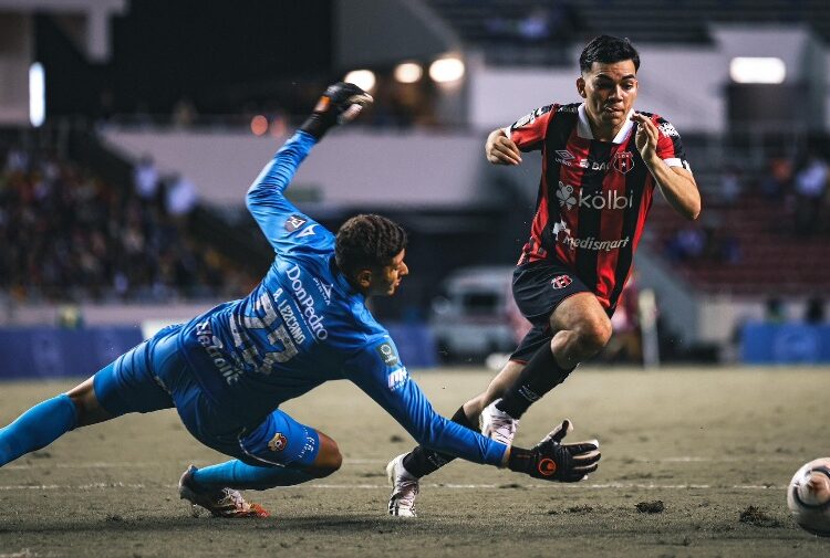 Prensa de Costa Rica lamenta la posible salida de Leo Menjívar de Alajuelense: “Se va el Messi salvadoreño»