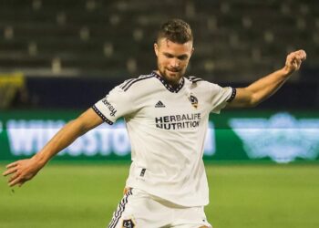 Salvadoreño reacciona a la expulsión de su compañero del Galaxy tras una dudosa falta sobre Sergi Busquets