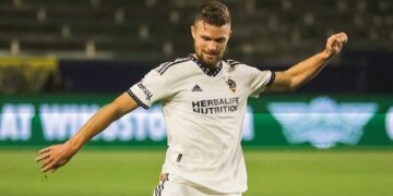 Salvadoreño reacciona a la expulsión de su compañero del Galaxy tras una dudosa falta sobre Sergi Busquets