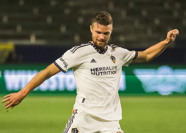 Salvadoreño reacciona a la expulsión de su compañero del Galaxy tras una dudosa falta sobre Sergi Busquets