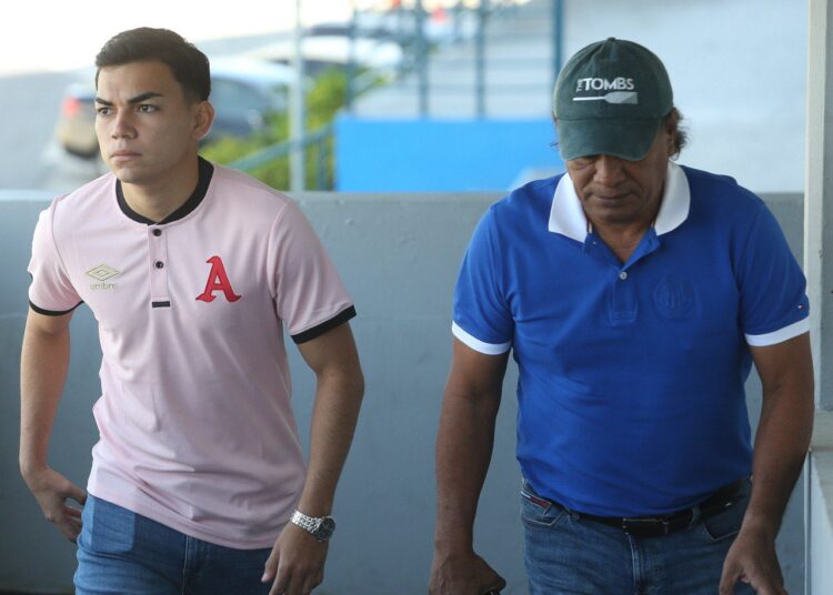 Leo Menjívar fue presentado con el Alianza