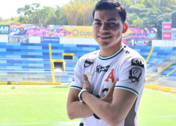 ¿Hubo penal sobre Leonardo  Menjívar en el Alianza-Tecla? Esto dijo ex árbitro FIFA