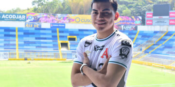 ¿Hubo penal sobre Leonardo  Menjívar en el Alianza-Tecla? Esto dijo ex árbitro FIFA
