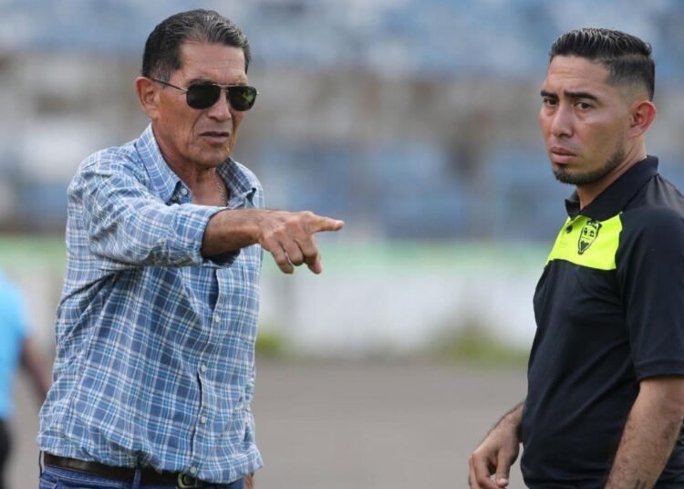 Santa Tecla despidió al entrenador Juan Ramón Sánchez