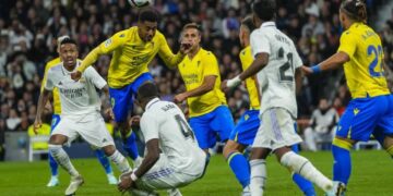 Real Madrid gana 3-0 al Cádiz y mira al Girona-Barcelona para ser campeón