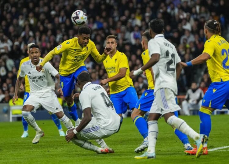 Real Madrid gana 3-0 al Cádiz y mira al Girona-Barcelona para ser campeón