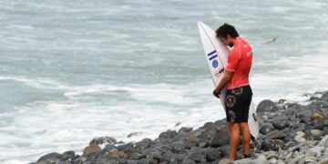 El surfista salvadoreño Bryan Pérez, listo para domar las olas de Tahití