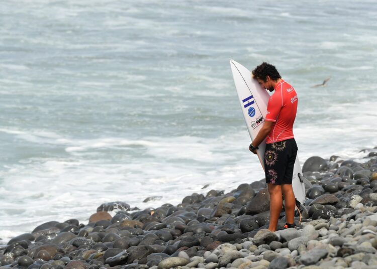 El surfista salvadoreño Bryan Pérez, listo para domar las olas de Tahití