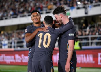 Inglaterra se recupera y supera 3-1 a Finlandia